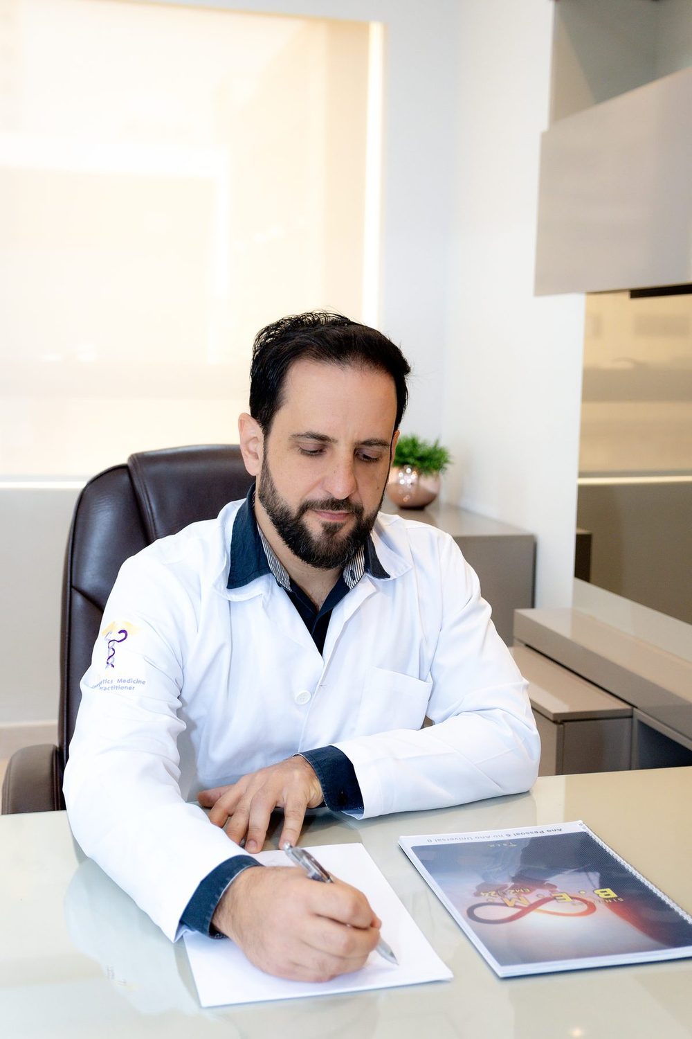 Marcelo Santos, B.E.M Elite Practitioner, em retrato profissional — especialista em Medicina Bioenergética
